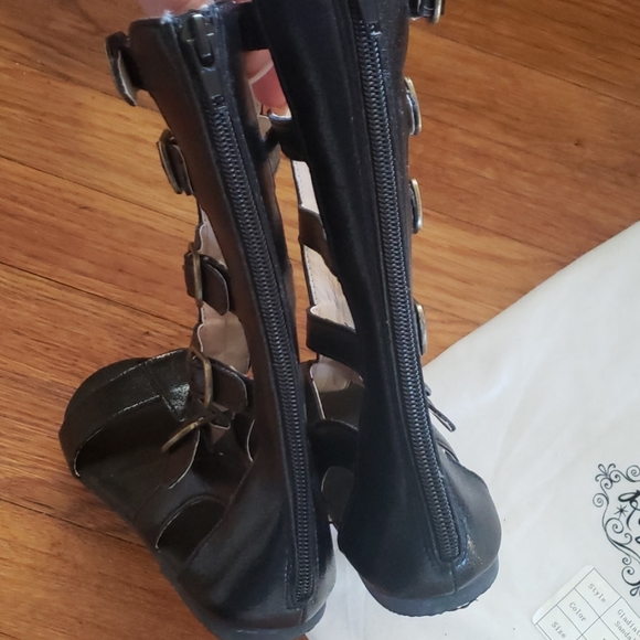 Gladiators - Picture 4 of 4